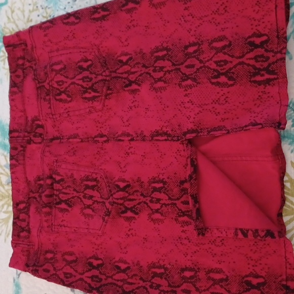 D. Jeans 5 pocket snakeskin skirt size 14 - Picture 2 of 3